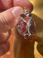 Garnets set in silver (1114580)