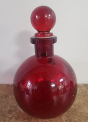 BOTTLE GLASS ROUND W/GLASS STOPPER RED 4.5"