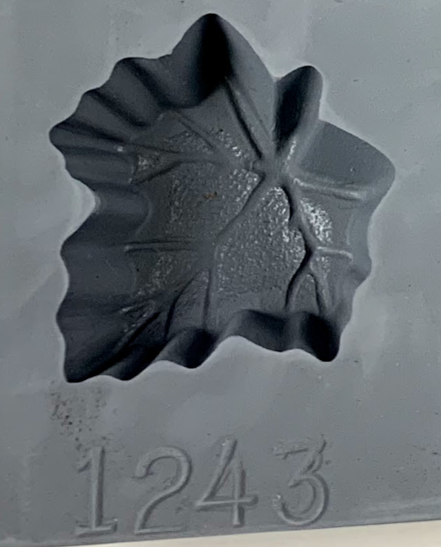 2 oz Maple Leaf Rubber Candy Mold (8 Cavity) —