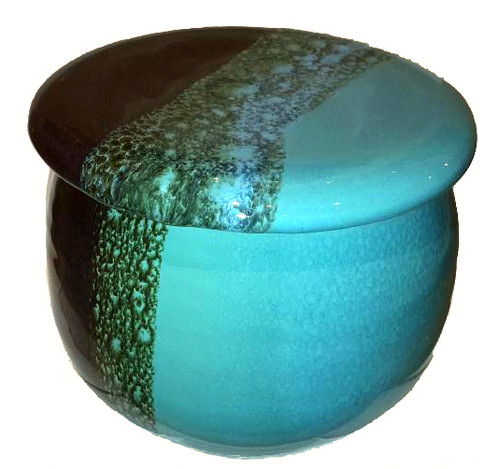 French Butter Crock in OCEAN TIDE glaze from Clay in Motion keeps butter fresh and spreadable right from your table.  

Each porcelain form is hand glazed, so colors and patterns may vary slightly from photos shown. 