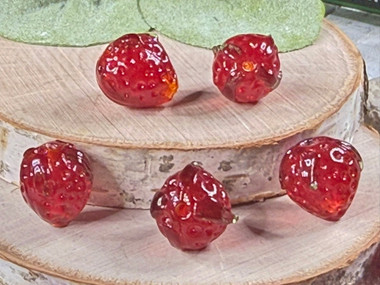 Plump fruits for pretty strawberry earrings