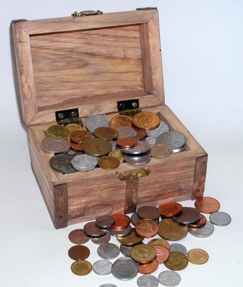 TREASURE CHEST 100 FOREIGN COINS - Actual Authentic Collectable
