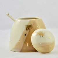 Porcelain honey pot and hand carved honey dipper, features 3 22k gold bees and gold dots. Approximately 4.25äó X 2äó x 3.5äó. Color: Two tone creamy white and honey beige gloss.