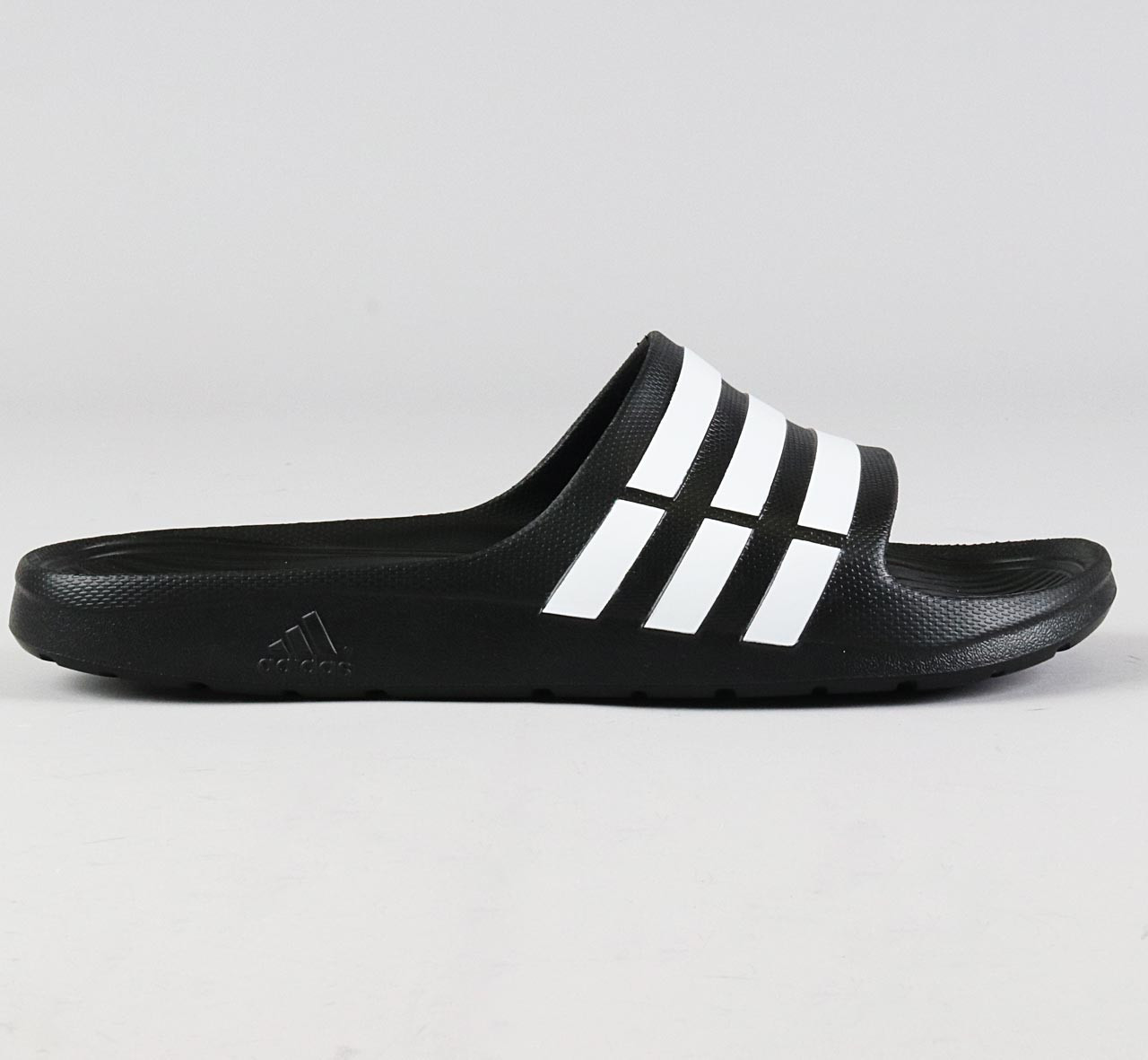 Adidas adilette best sale vs duramo