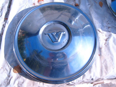 Volvo hubcap 9 1/2 inch diameter.