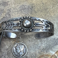 Unique old Navajo split shank bracelet with arrow design