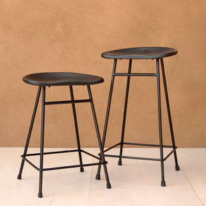 Noa Bar Stool
16 x 13 x 24 H inches, 16 x 13 x 29 H inches
Leather and Powder Coated Metal Frame
