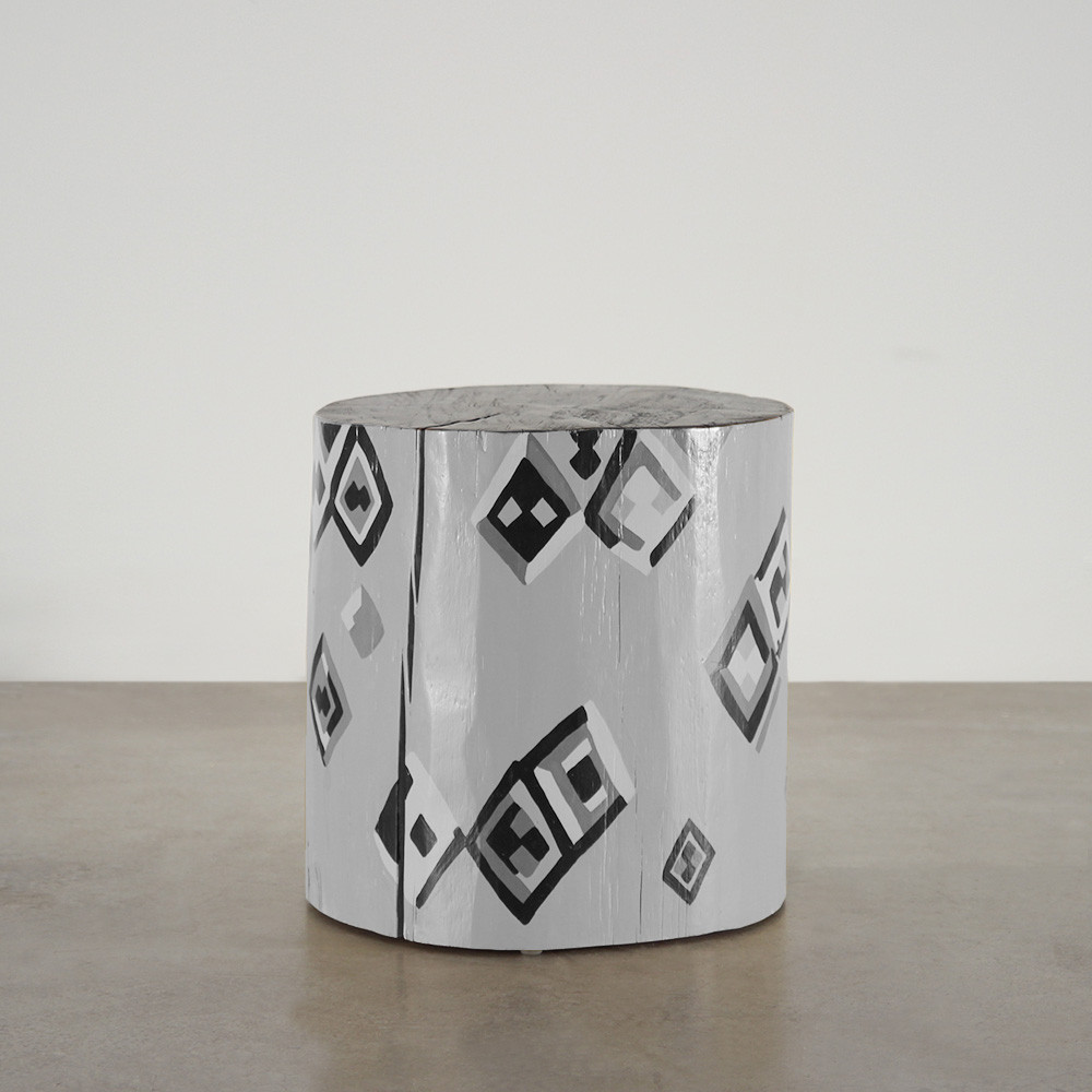 Diamante Hand Painted Log Table
18 dia x 18 H inches
Style A Diamante Hand Painted Log Table
18 dia x 18 H inches
Style A