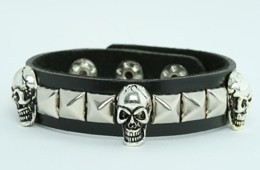Skull squared studs medium stud