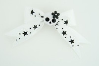 White / cut skull flower white-black white cute skull
