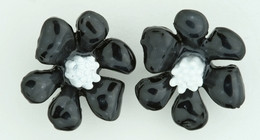 C flower black-white colorful stud