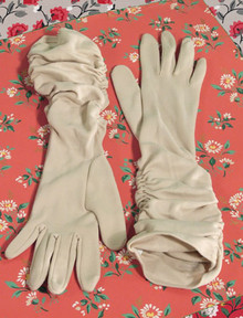 Long 1950s beige caot gloves