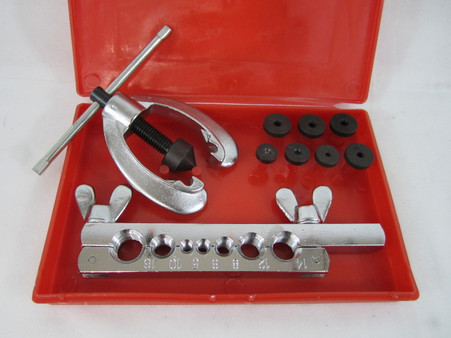 "For putting single and double flares on copper, brass and aluminum pipes. Chrome plated steel die bar and clamping screws. Heat treated steel compressor yoke. 7pc flaring dies 3/16""-5/8"" . Comes with storage case.


"
