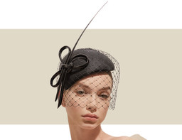 HANDBLOCKED CALOTTE HAT WITH VEILING - Black