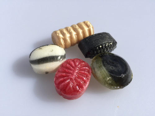 The perfect mix for licorice lover with a twist. Five different flavors filled with salmiak powder.