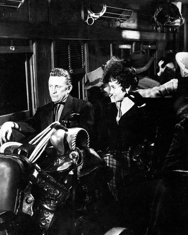 Kirk Douglas & Carolyn Jones in Last Train From Gun Hill aka Le Dernier Train de Gun Hill Poster and Photo