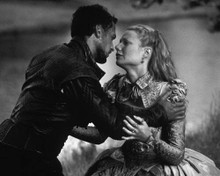 Gwyneth Paltrow & Joseph Fiennes in Shakespeare in Love Poster and Photo
