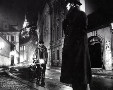 Jeremy Irons in Kafka a.k.a. Kafka: La Verdad Oculta Poster and Photo