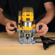 DEWALT 7.0A 16 000 to 27 000 rpm Router Kit