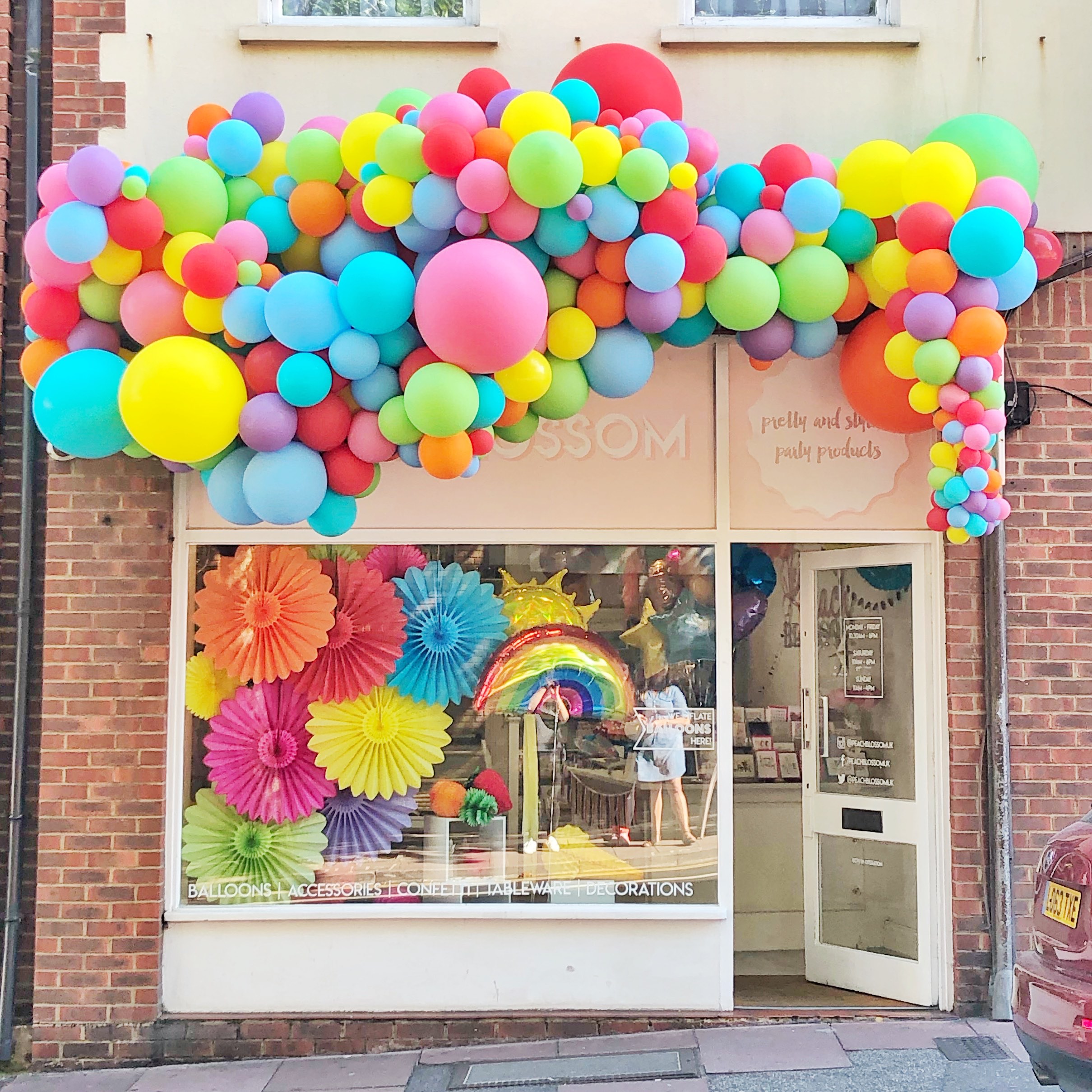 outdoor-balloon-garland-installation-copy.jpg