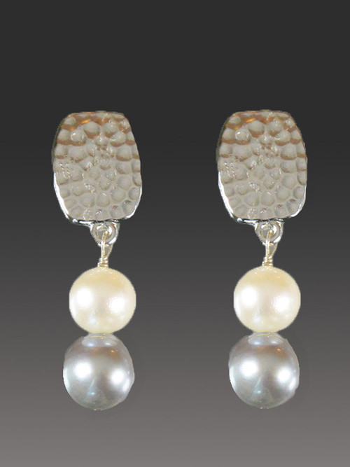 These Bess Heitner earrings feature patterned silver with two grade AAA luminous round pearls in white and gray.  Very fine quality at a great praice. 1-1/4"