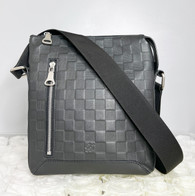 Louis Vuitton Discovery Messenger BB