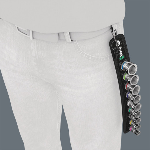 The robust textile belt can be secured to a belt loop or pocket by means of the snap hook.
