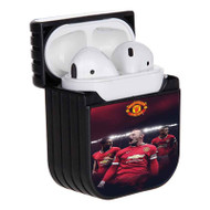 Onyourcases Manchester United FC Custom AirPods Case Cover Apple AirPods Gen 1 AirPods Gen 2 AirPods Pro Awesome Hard Skin Protective Cover Sublimation Cases